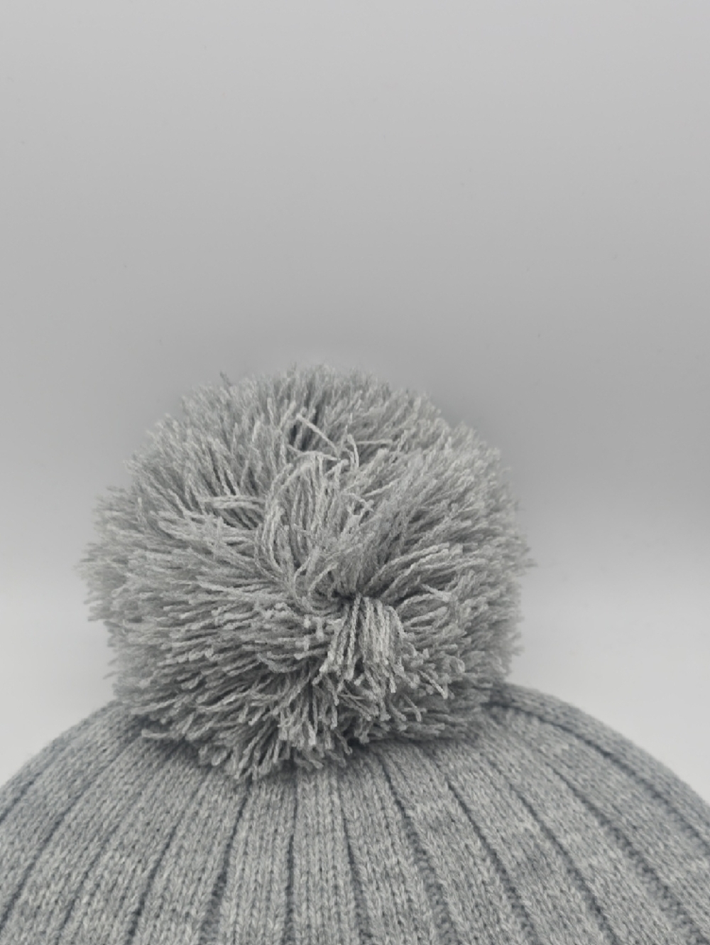 Michael Kors Light Gray Ribbed Knit Pom Beanie MK Metal Silver Logo (NWOT) 🩶 - Picture 4 of 6